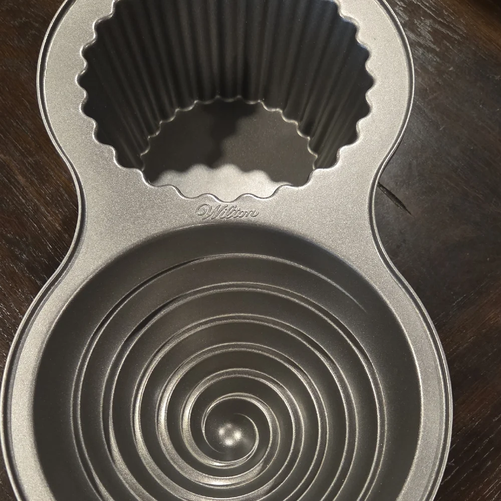 WILTON Dimensions Large Cupcake Pan - Picture 6 of 7